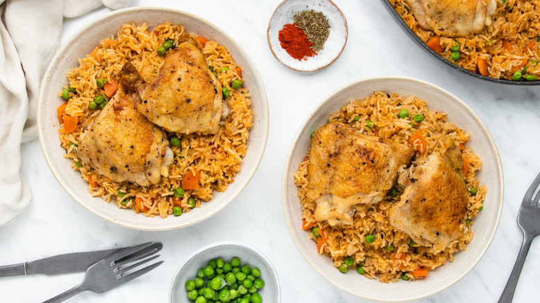 1-pot chicken and rice in bowls 