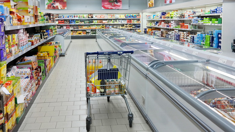 A shopping cart in an aisle at an Aldi supermarket