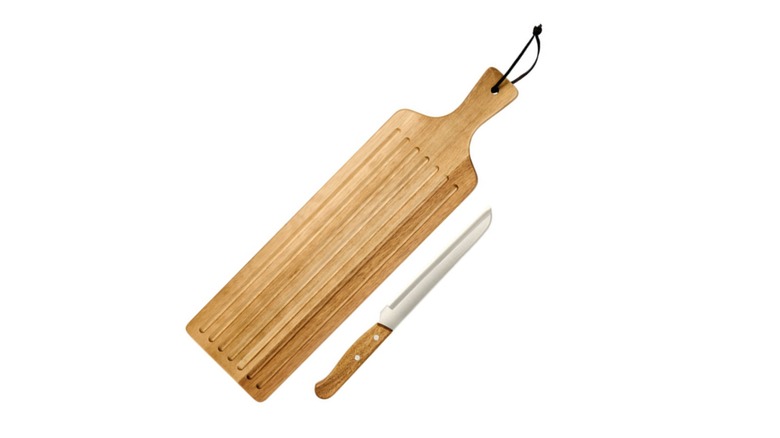 Rectangular, grooved bread board with knife