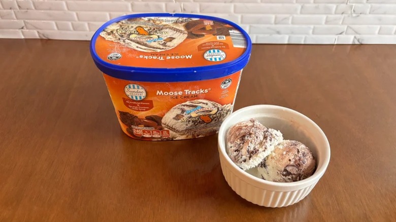 Tub and bowl of Aldi Sundae Shoppe Moose Tracks Ice Cream