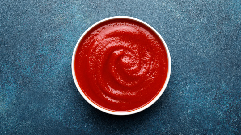 A bowl of ketchup