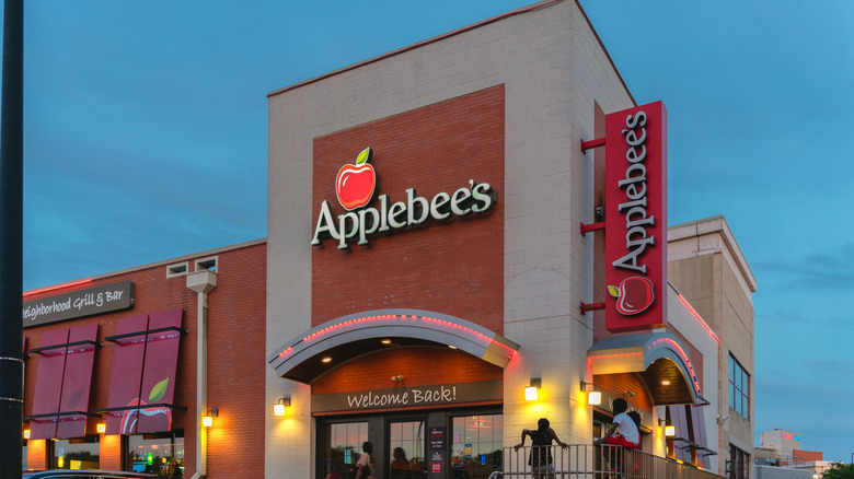 Applebee's restaurant exterior.