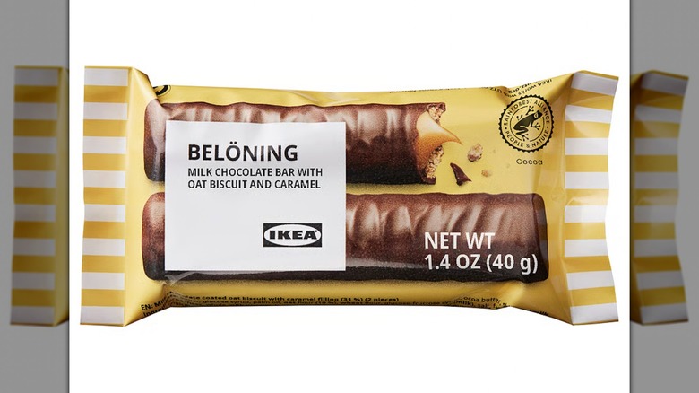 A Belöning Milk Chocolate Bar with Oat Biscuit and Caramel on a white background