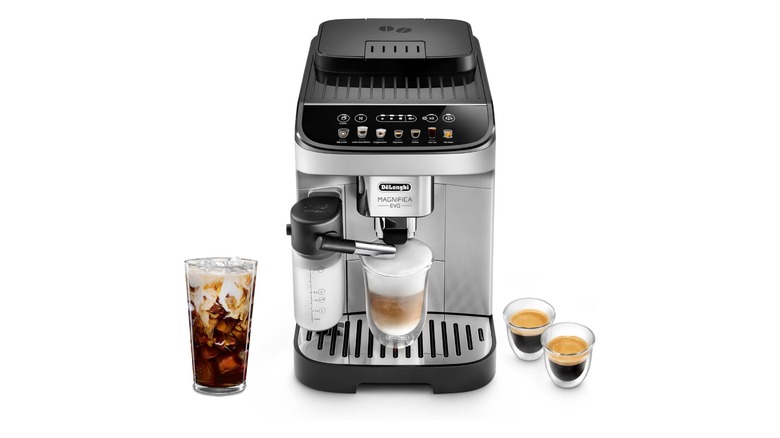 A De'Longhi Magnifica Evo espresso machine with iced coffee, latte, and two espressos