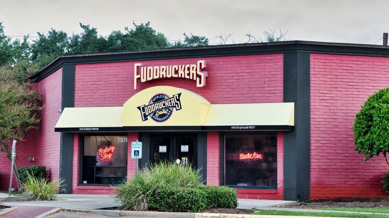 A Fuddruckers sign on a building exterior