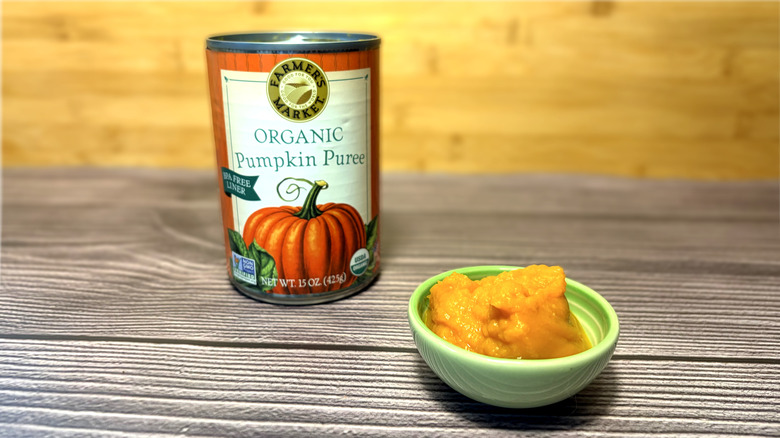 Can and small bowl of Farmer's Market Organic pumpkin purée