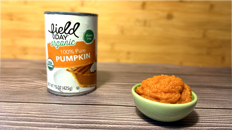 Can and small bowl of Field Day Organic pumpkin purée