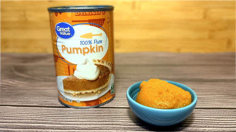 Can and small bowl of Great Value pumpkin purée
