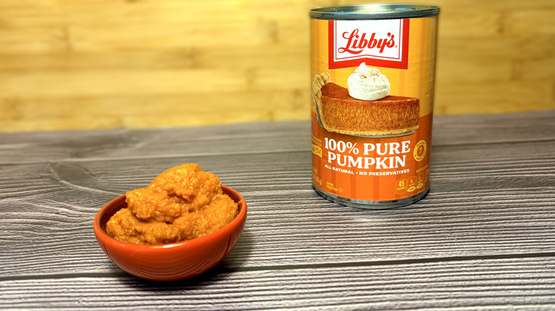 Can and small bowl of Libby's pumpkin purée