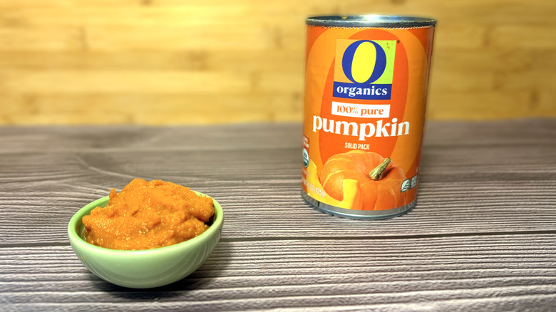 Can and small bowl of O Organics pumpkin purée