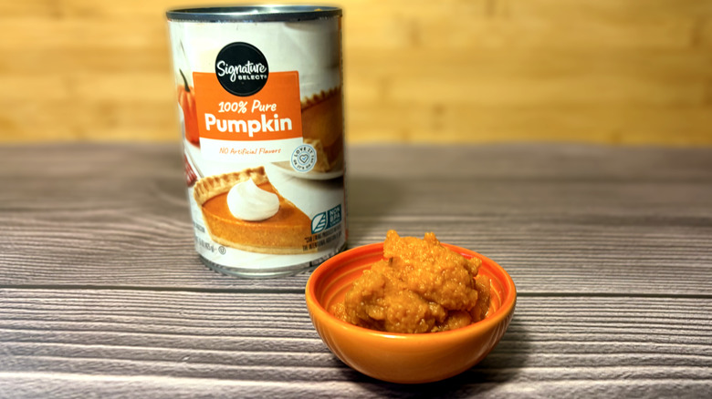 Can and small bowl of Signature Select pumpkin purée