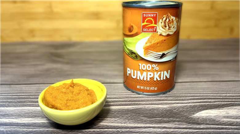 Can and small bowl of Sunny Select pumpkin purée
