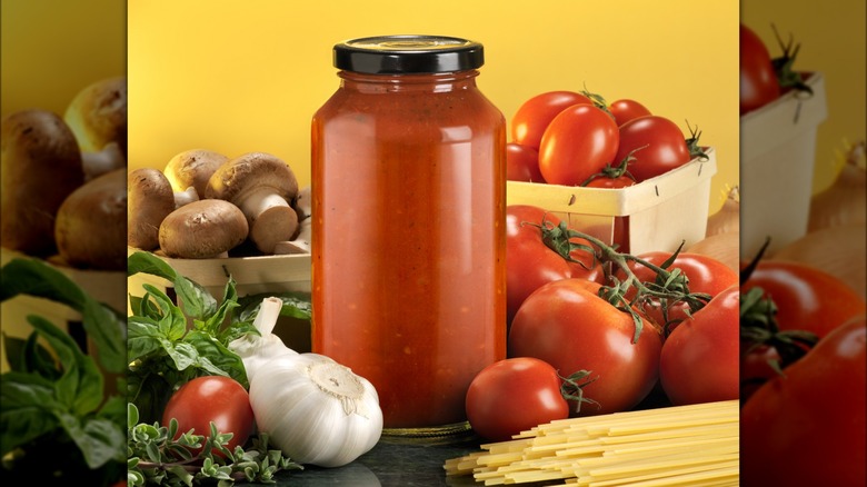 Jarred pasta sauce with garlic