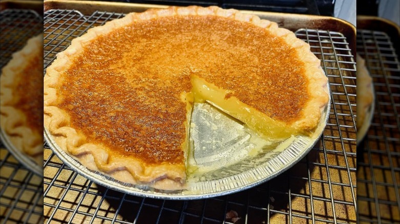 Transparent pie made in an aluminum tin placed on a wire rack