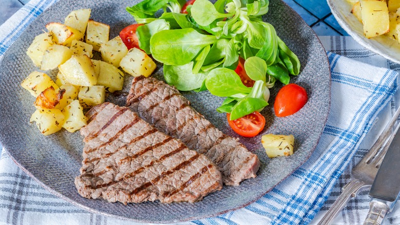 Minute steak with cubed potatoes and salad