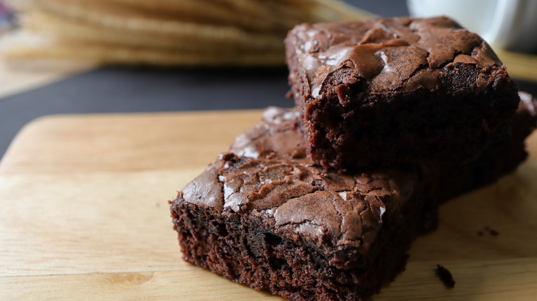 plate of fudgey brownies