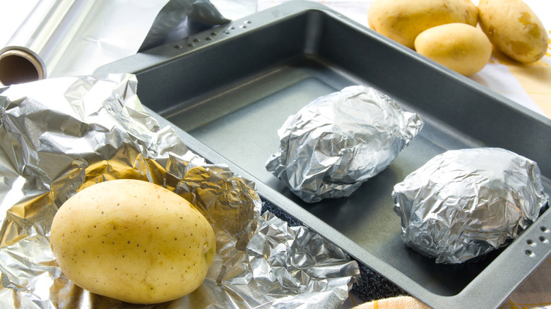 https://www.thedailymeal.com/img/gallery/10-foods-you-might-want-to-avoid-cooking-in-aluminum-foil/potatoes-1695227824.jpg