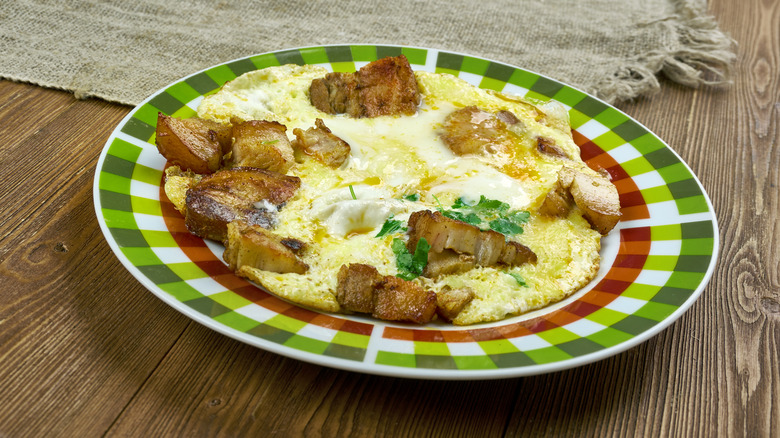 A green plate of Hangtown fry