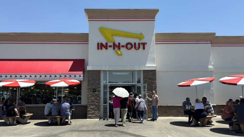 The storefront of an In-N-Out Burger