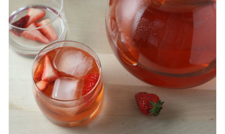 Low-Calorie Red Wine Spritzer