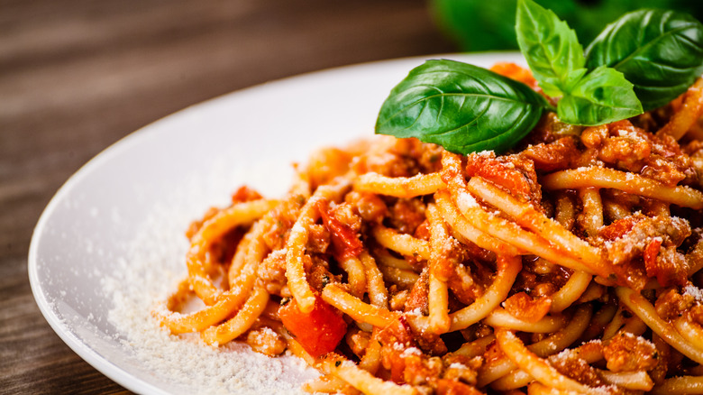 spaghetti with meat sauce and basil