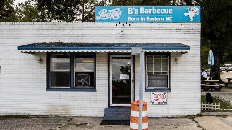 Front exterior of B's Barbecue