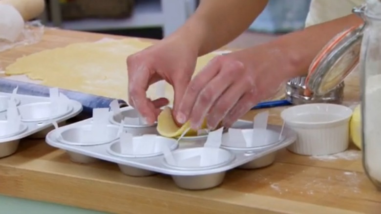 Ruby Tandoh uses the parchment sling technique of season 4 of great british bake off