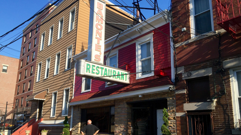 Bamonte's restaurant store exterior