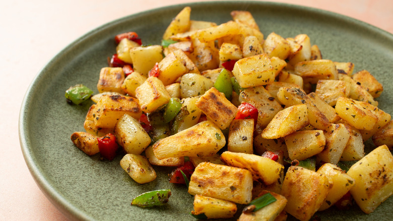 A plate of potatoes O'Brien