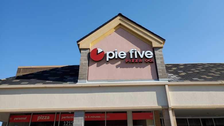 Exterior of a Pie Five restaurant
