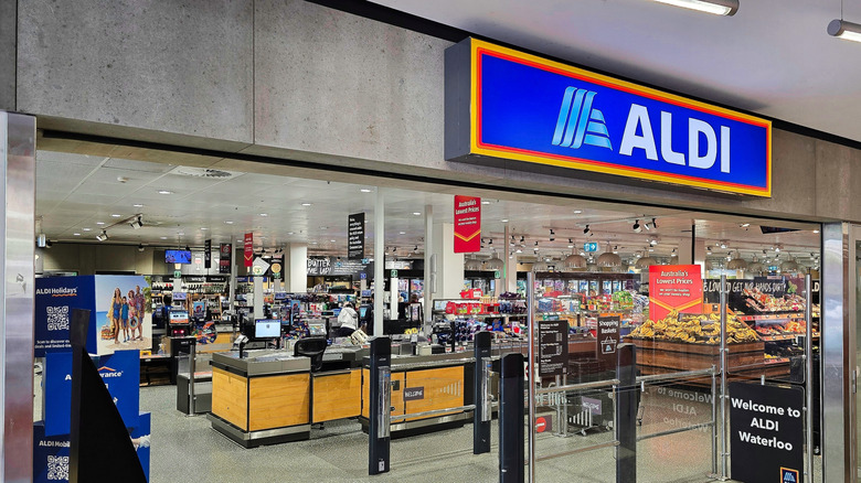 view of entrance to an Aldi store