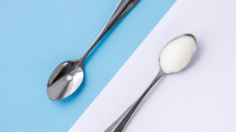 Spoons with sugar, no sugar