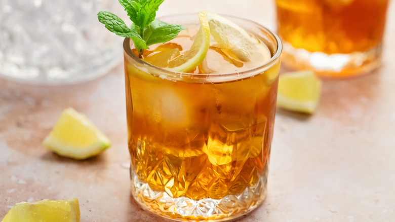 Iced tea with lemon wedges