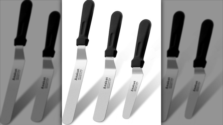 Three Anaeat icing spatulas in varying sizes lined up together against a white background