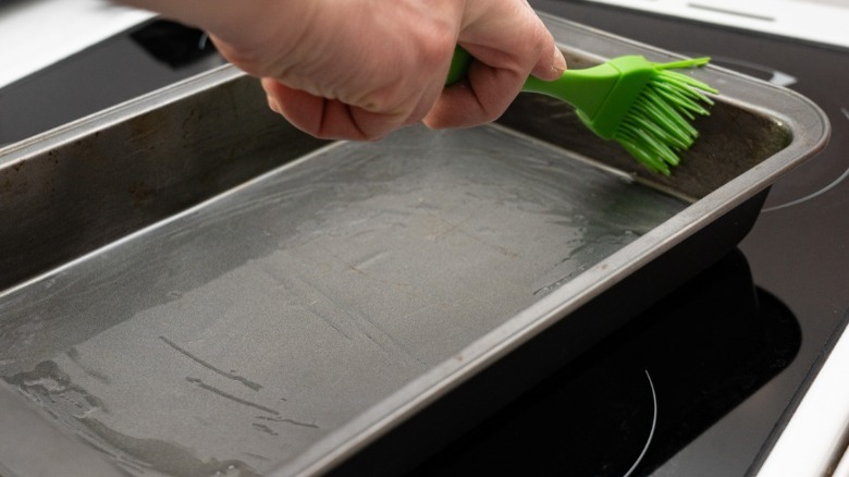 Brushing oil onto cooking pan