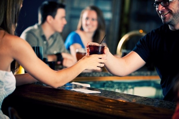 10 Tips for Effectively Hitting on a Bartender