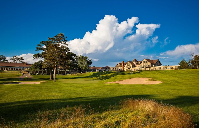 10 Top-Flight Golf Course Outings With Dad That Won't Break the Bank