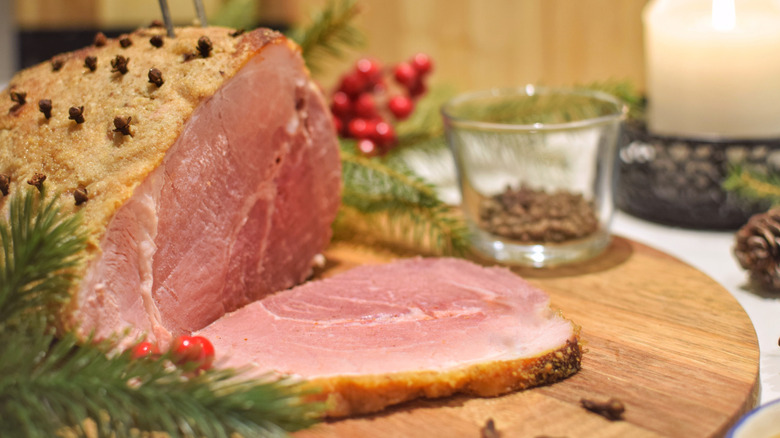 Baked ham and cloves