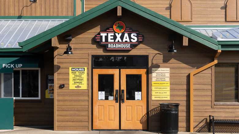 A Texas Roadhouse restaurant exterior