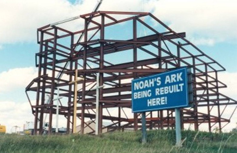 10 Weirdest Roadside Tourist Traps in America (Slideshow)