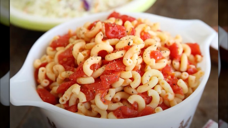 Macaroni and tomatoes