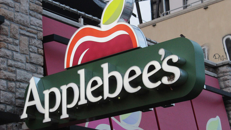 Applebee's restaurant sign