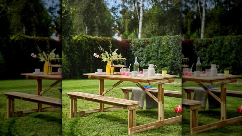 LERHOLMEN picnic table on grass outside