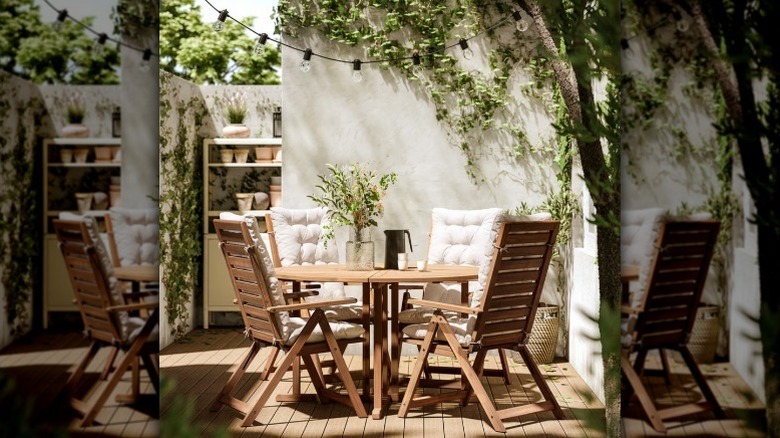 NAMMARO four person table in outdoor space under lights