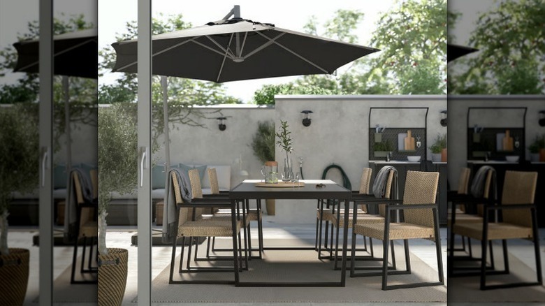 VARMANSO table set on rug and under umbrella