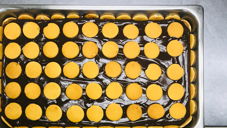 Wafers on chocolate pudding layer