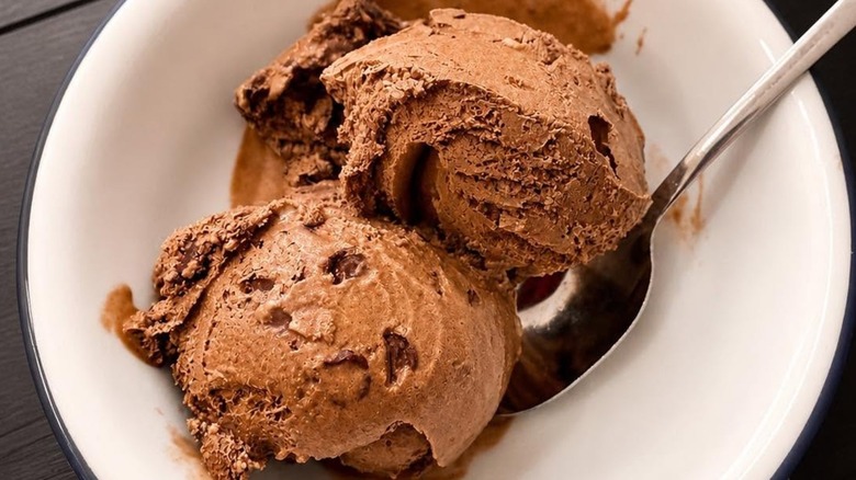 Overhead view of a bowl of heavenly hash ice cream