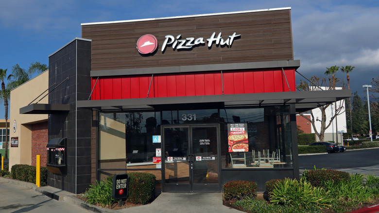 Pizza Hut storefront