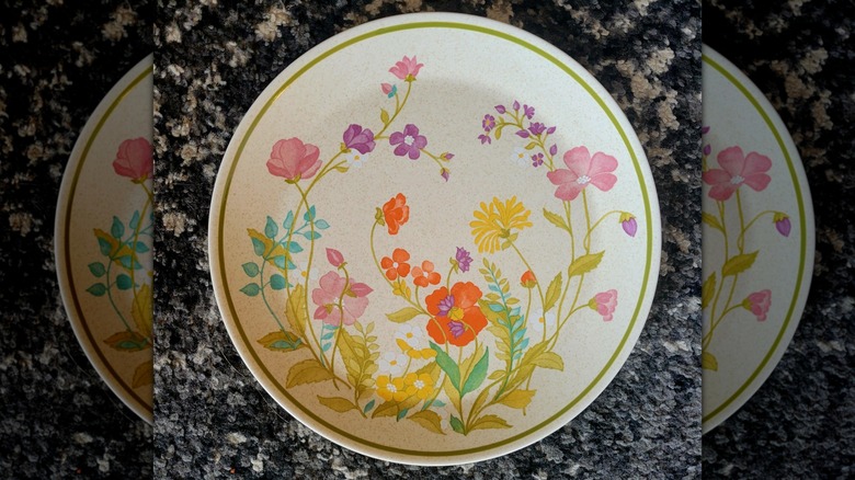 A plate with the Lenox Summer Wind pattern