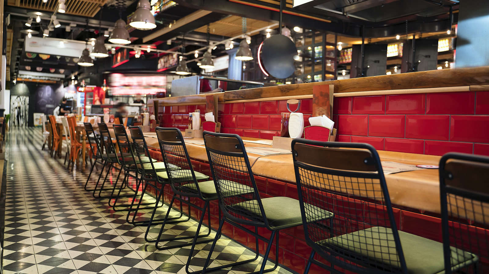 11 Shuttered Restaurant Chains Boomers Seriously Miss